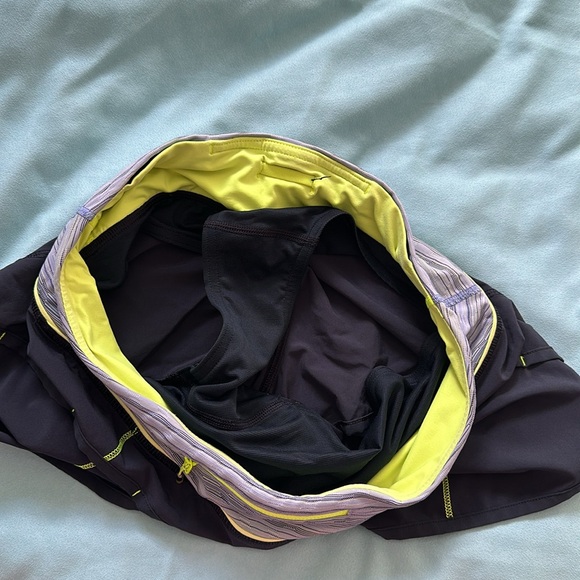 Lululemon speed shorts 2.5” size 6 - Picture 3 of 6